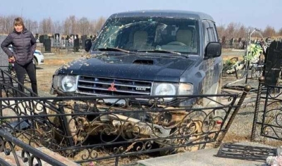 В пригороде Южно-Сахалинска водитель внедорожника влетел на кладбище и протаранил могилы